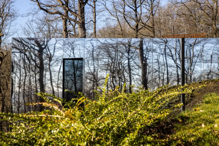 batiment extérieur avec miroir