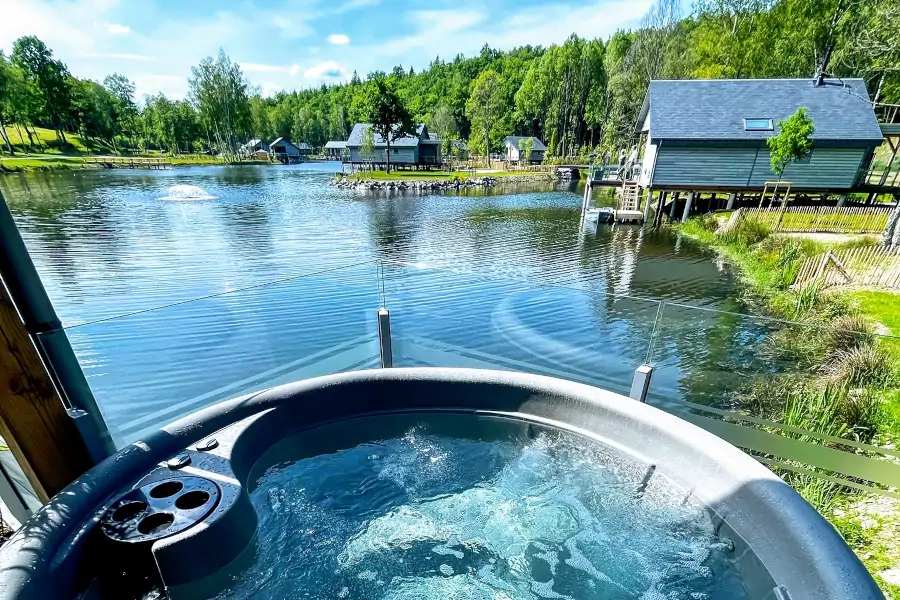 spa avec vue sur l'eau