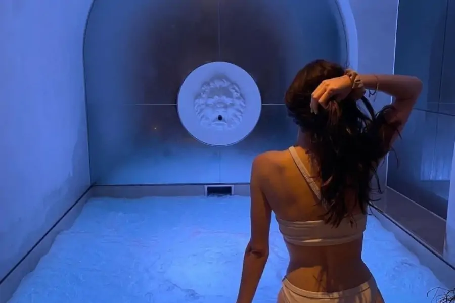 femme à coté du spa