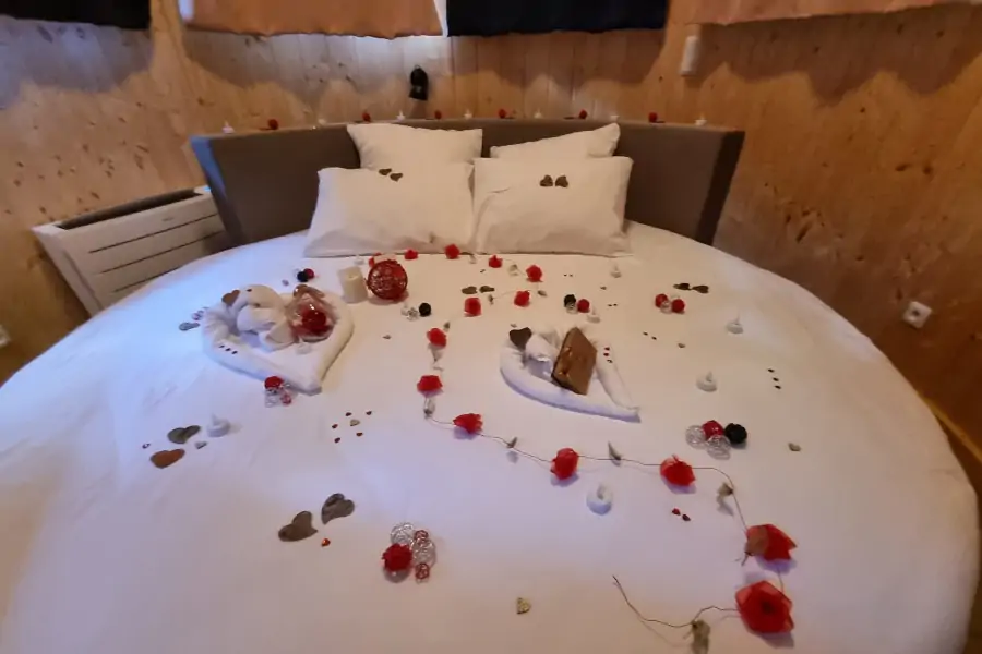 lit avec pétale de rose