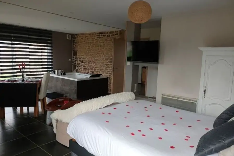 lit avec pétal de rose