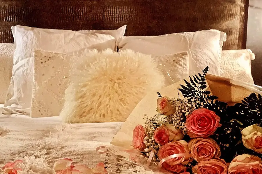 lit avec bouquet de roses