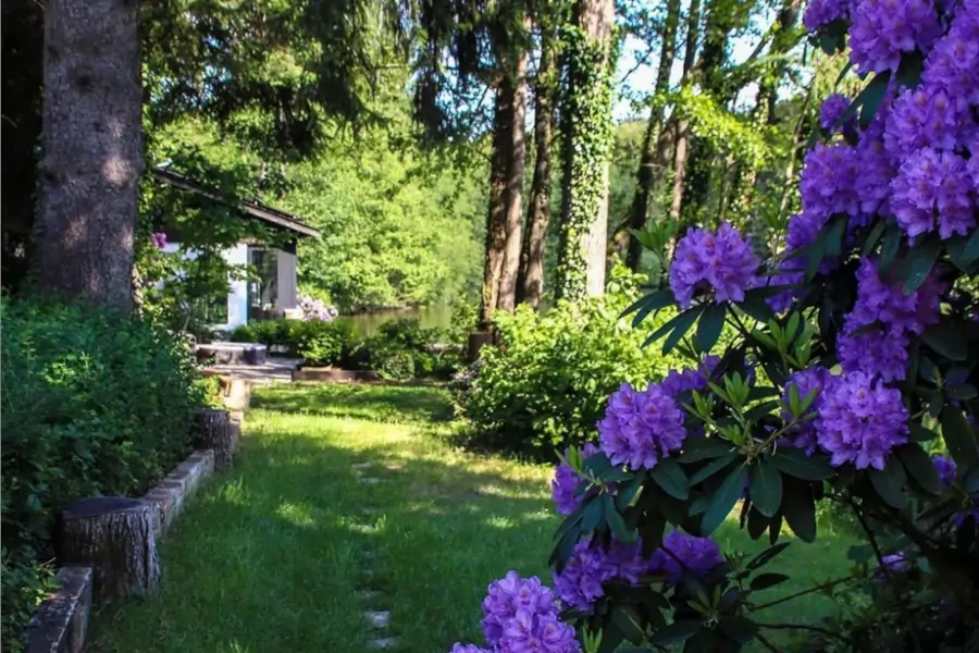 maison au bord du lac