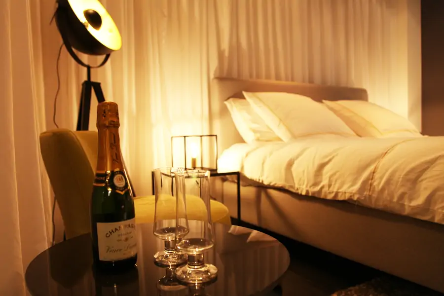 champagne à coté du lit