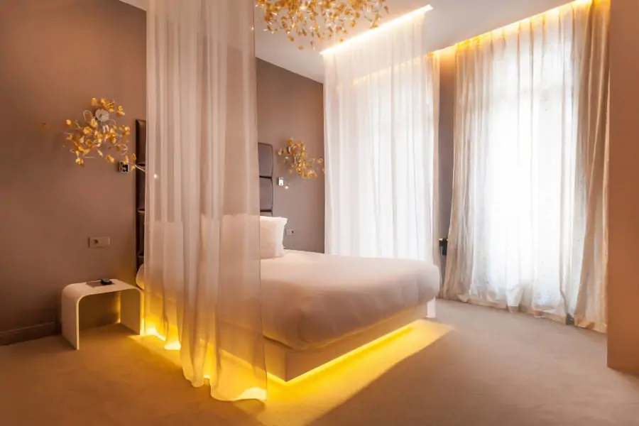 lit avec drap suspendu