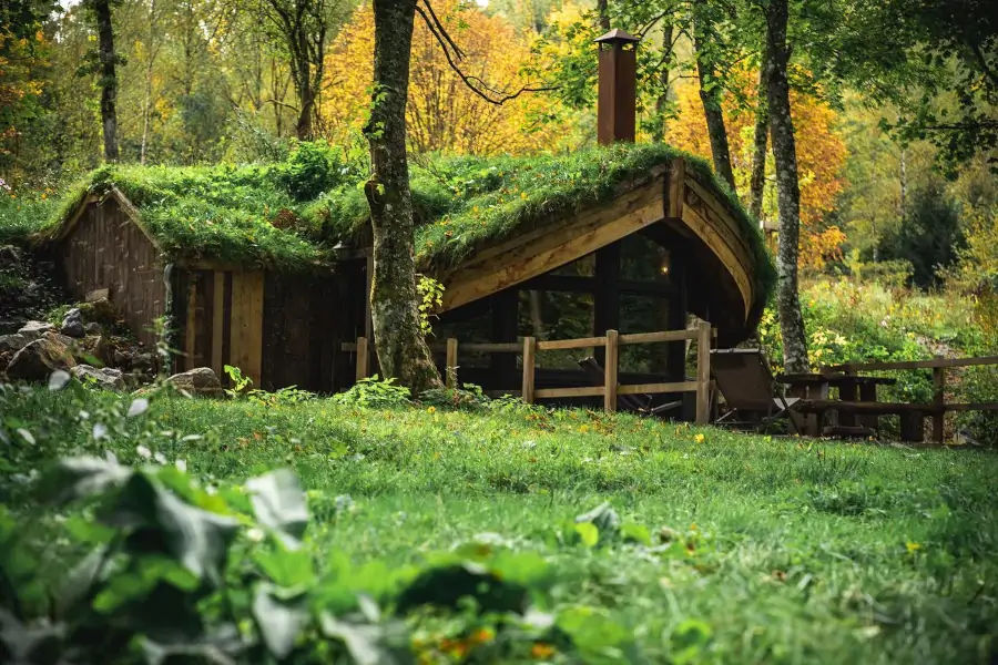 cabane au bord de la rivière