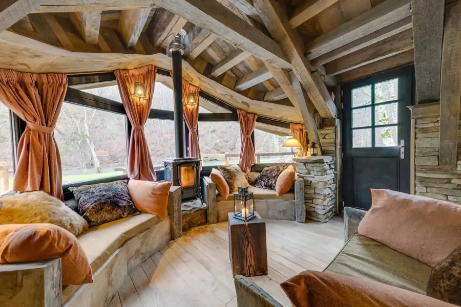 intérieur de la cabane au bord de la rivière
