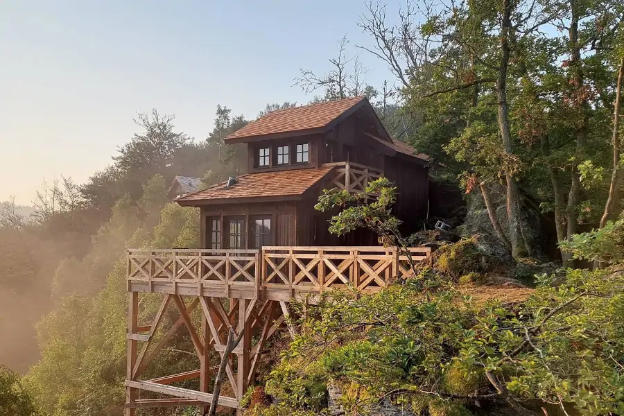 cabane au bord de la falaise